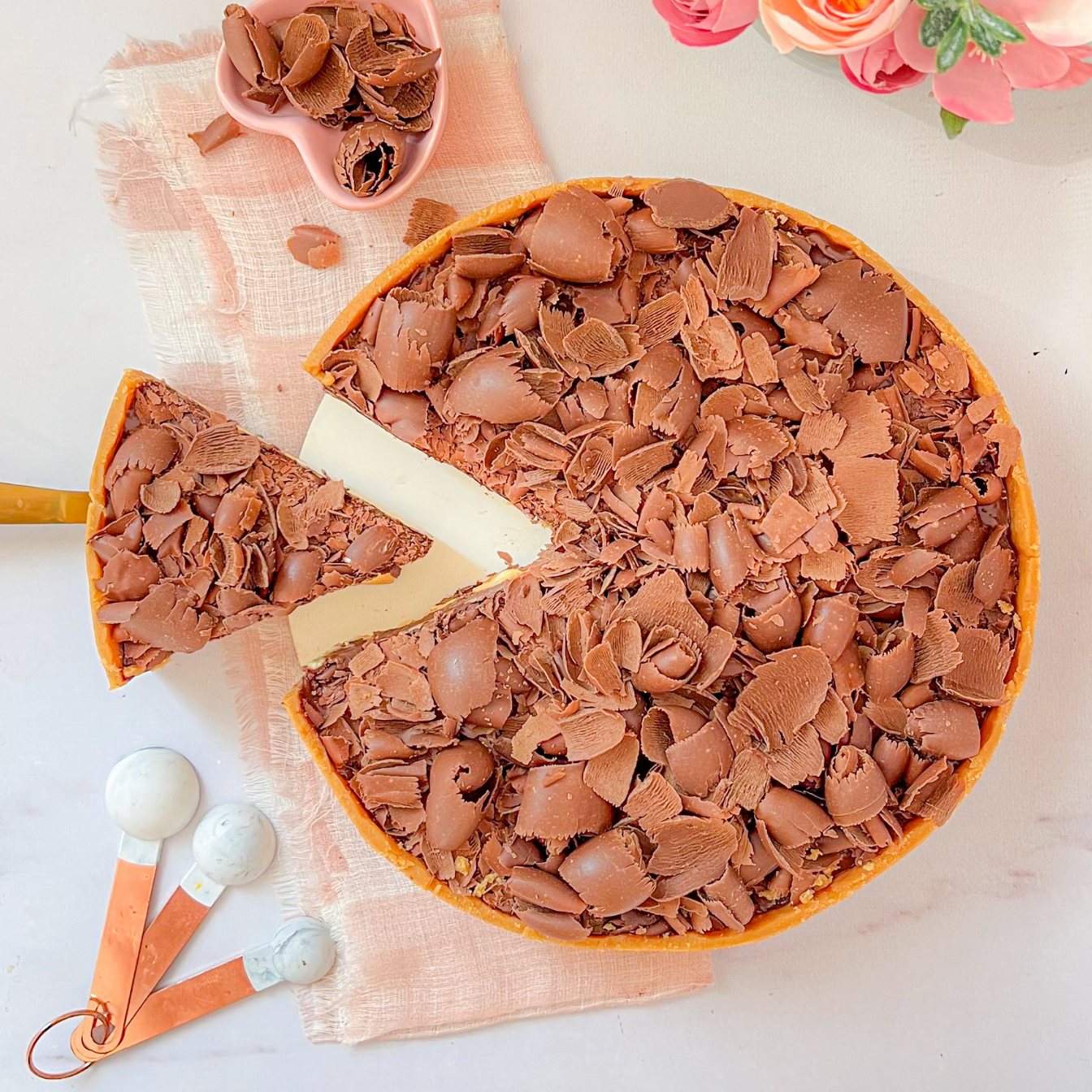 Torta com camadas de chocolate e mousse amarelo