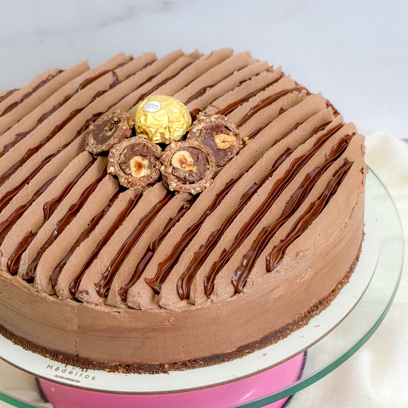 Torta de chocolate com padrão de chocolate branco e biscoitos